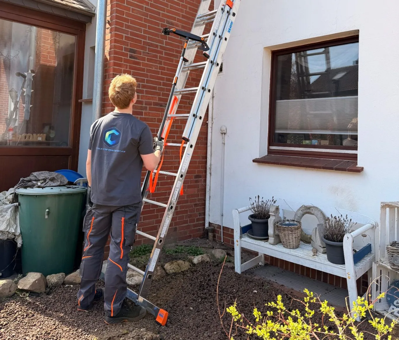 Handwerker bei einer Kontrolle in einem Mehrfamilienhaus