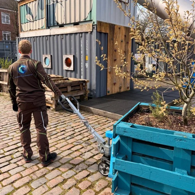 Pflegearbeiten an einer begrünten Außenanlage